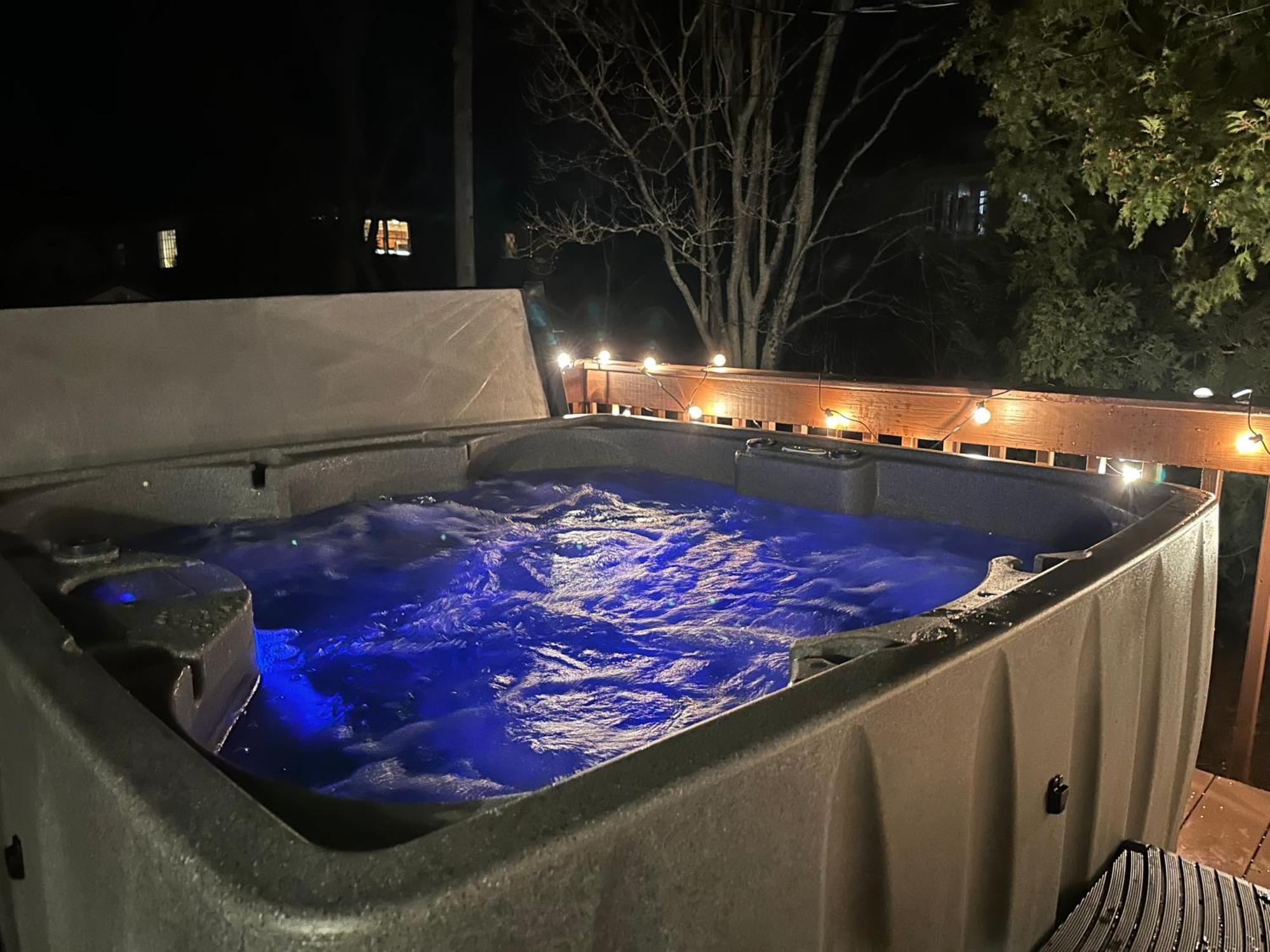 Hot Tub, Electric Bikes, Solo Stove, Projector, Smores Marblehead Bagian luar foto