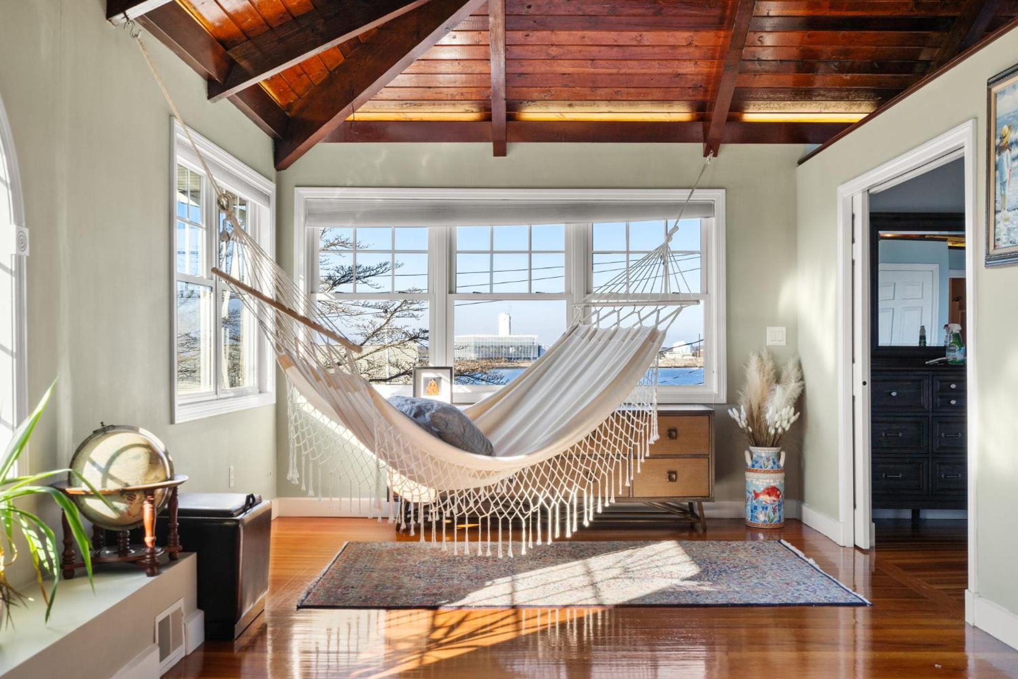 Hot Tub, Electric Bikes, Solo Stove, Projector, Smores Marblehead Bagian luar foto