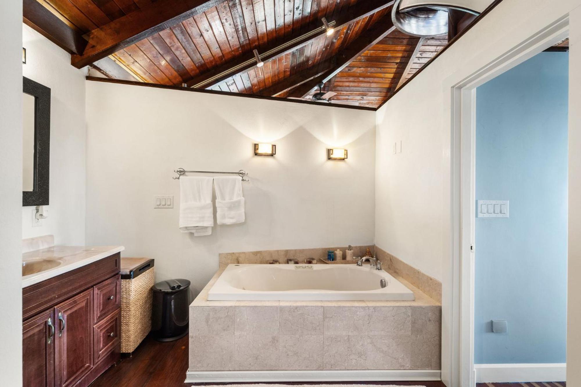 Hot Tub, Electric Bikes, Solo Stove, Projector, Smores Marblehead Bagian luar foto
